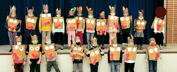 Kindergarten students make turkey outfits to celebrate Thanksgiving
